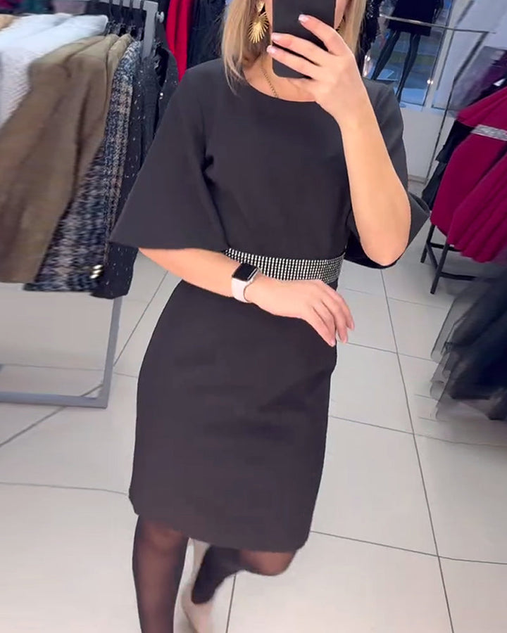 Kleed Met Ronde Hals Uitlopend Halve Mouw Taille