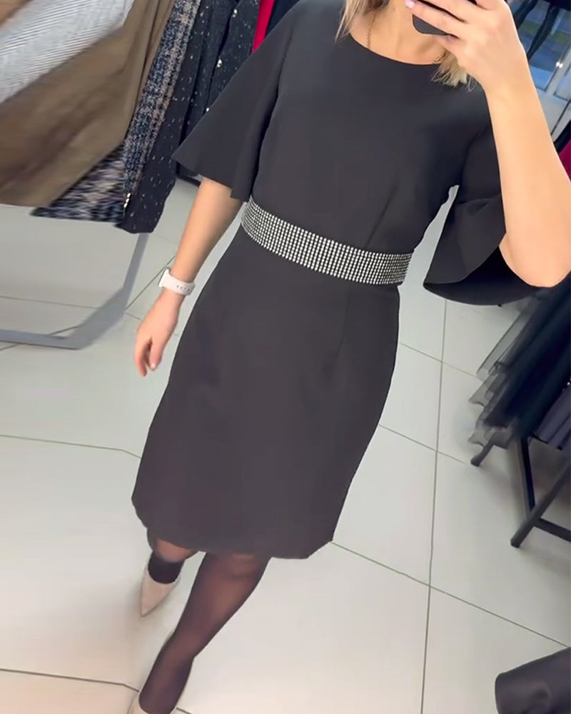 Kleed Met Ronde Hals Uitlopend Halve Mouw Taille