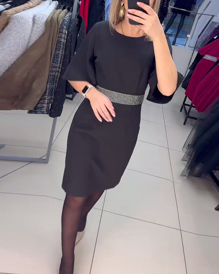 Kleed Met Ronde Hals Uitlopend Halve Mouw Taille