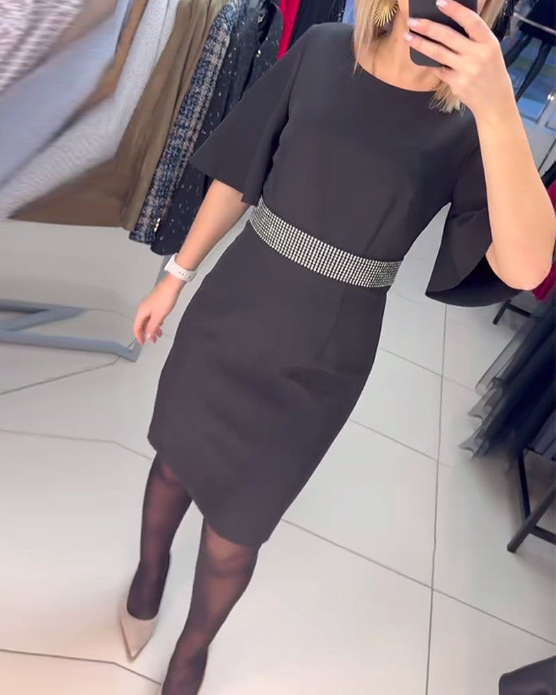 Kleed Met Ronde Hals Uitlopend Halve Mouw Taille