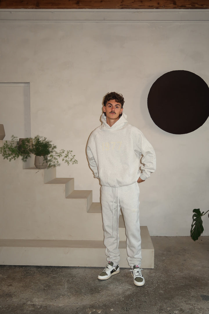 Fear of God Essentials 1977 Licht Havermout Volledige set