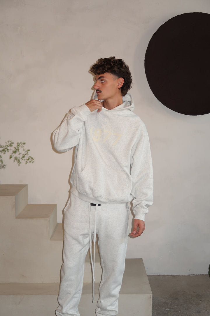Fear of God Essentials 1977 Licht Havermout Volledige set