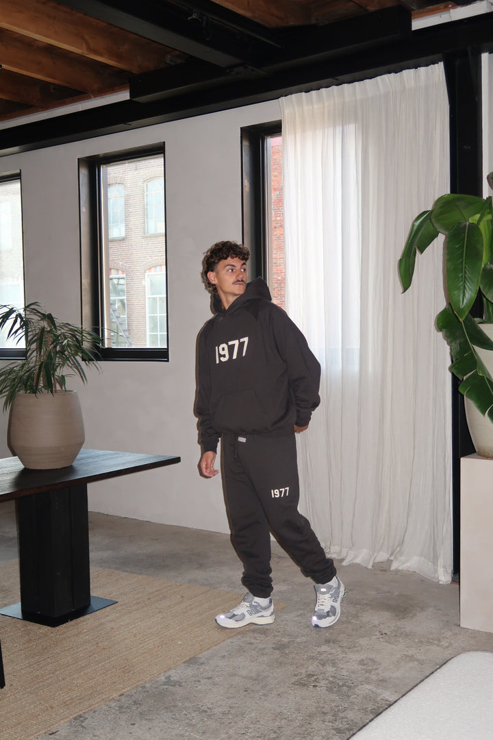 Fear of God Essentials 1977 Iron Black Volledige set