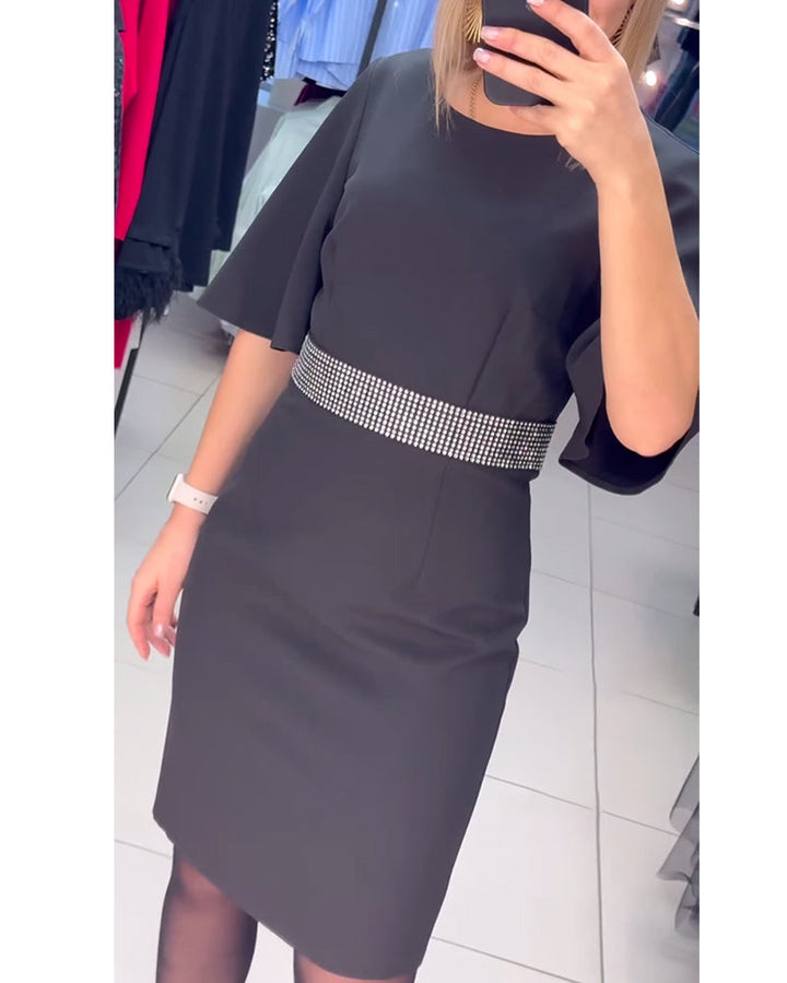 Kleed Met Ronde Hals Uitlopend Halve Mouw Taille